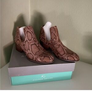 NWT ANDREW GELLER Memory Foam Pillow Soft “Friona” Faux Python Booties 7 1/2 M